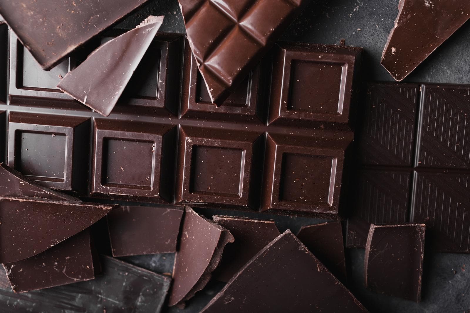 reep-chocolade Reep chocolade met eraf gebroken stukjes.