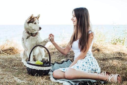 Jonge vrouw houdt een rode Siberische husky vast